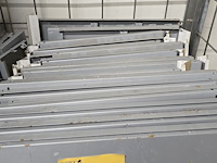 Lot 219 - staanders en legplanken gondela winkelrekken - afbeelding 3 van  6