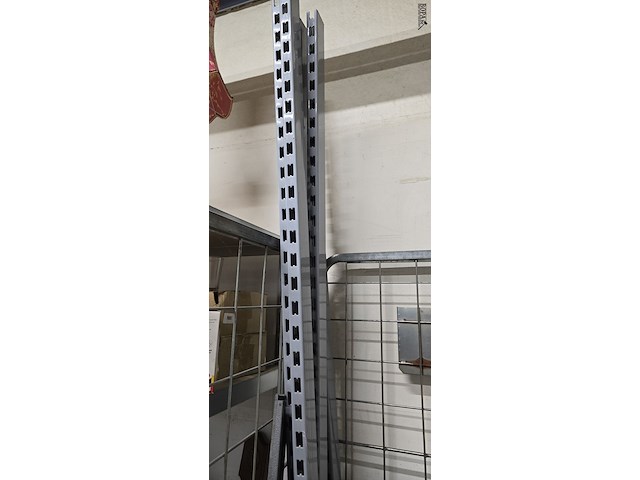 Lot 219 - staanders en legplanken gondela winkelrekken - afbeelding 4 van  6