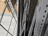 Lot 219 - staanders en legplanken gondela winkelrekken - afbeelding 5 van  6