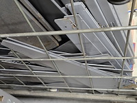 Lot 219 - staanders en legplanken gondela winkelrekken - afbeelding 6 van  6