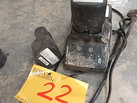 Lot 22 - batterijen en lader senco - afbeelding 3 van  3