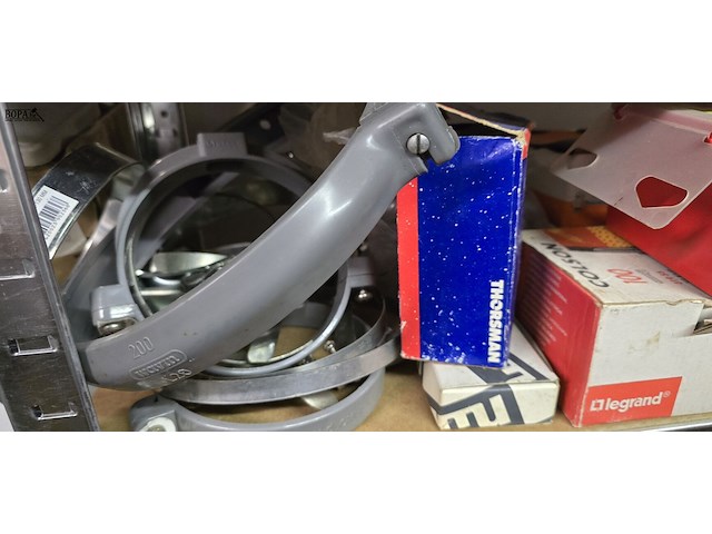 Lot 22 - beugels en bevestigingsmateriaal - afbeelding 2 van  5