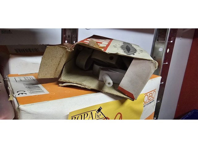 Lot 22 - beugels en bevestigingsmateriaal - afbeelding 3 van  5