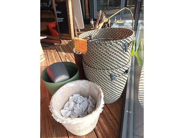 Lot 22 - bloempotten, cache-pots en plant. 7 stuks - afbeelding 1 van  3