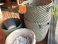 Lot 22 - bloempotten, cache-pots en plant. 7 stuks