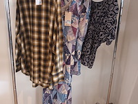 Lot 22 - blouses en kleedjes maat 42. 4 stuks