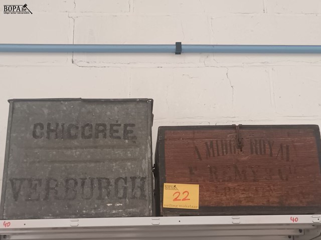 Lot 22 - brocante bakken. 2 stuks - afbeelding 1 van  4