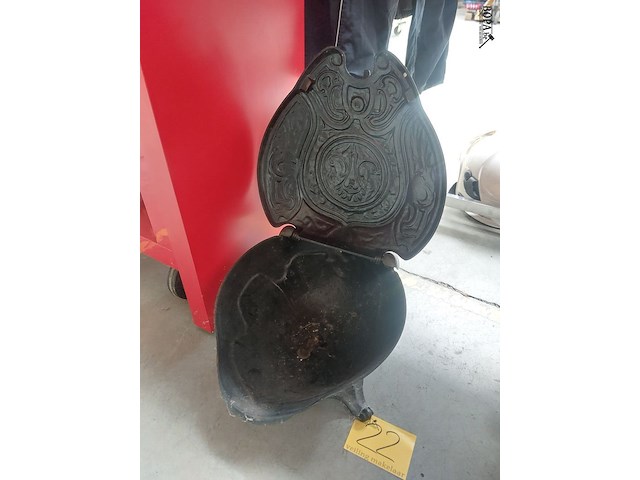 Lot 22 - gietijzeren kolenbak - afbeelding 2 van  2