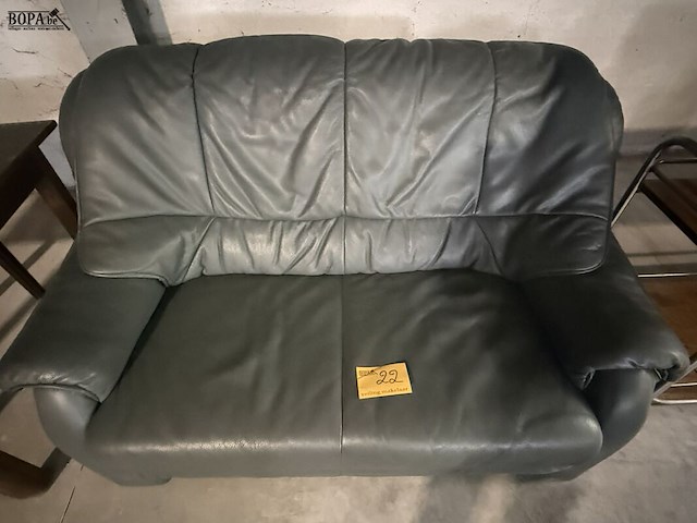 Lot 22 - grijze lederen zetel - afbeelding 1 van  3