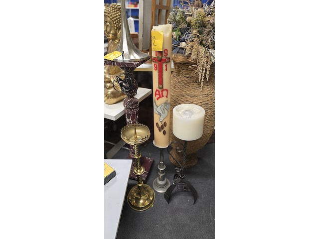 Lot 22 - grote kandelaars met kaarsen 3 stuks - afbeelding 1 van  5