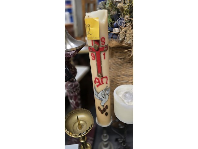 Lot 22 - grote kandelaars met kaarsen 3 stuks - afbeelding 2 van  5