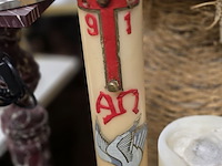 Lot 22 - grote kandelaars met kaarsen 3 stuks - afbeelding 2 van  5