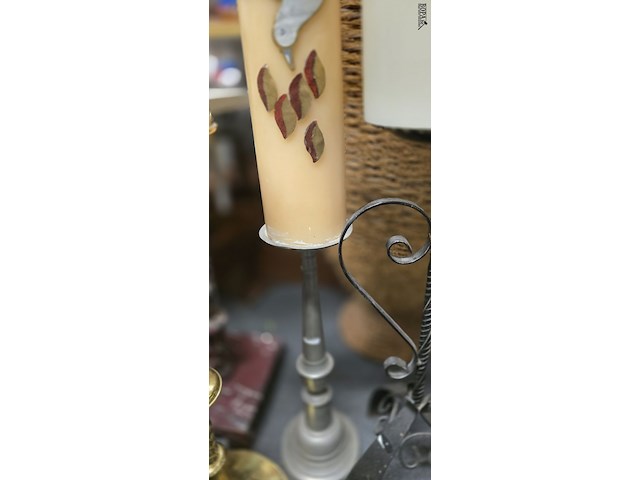Lot 22 - grote kandelaars met kaarsen 3 stuks - afbeelding 3 van  5