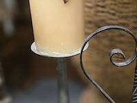 Lot 22 - grote kandelaars met kaarsen 3 stuks - afbeelding 3 van  5