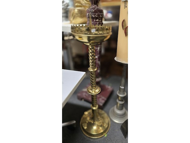 Lot 22 - grote kandelaars met kaarsen 3 stuks - afbeelding 4 van  5