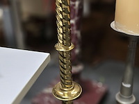 Lot 22 - grote kandelaars met kaarsen 3 stuks - afbeelding 4 van  5