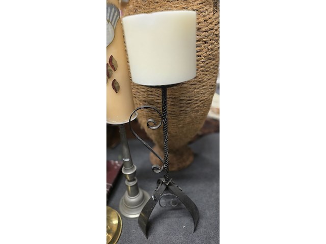 Lot 22 - grote kandelaars met kaarsen 3 stuks - afbeelding 5 van  5