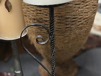 Lot 22 - grote kandelaars met kaarsen 3 stuks - afbeelding 5 van  5