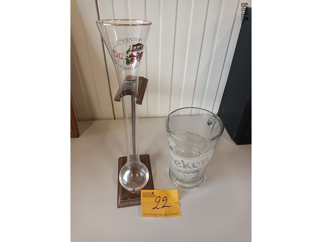 Lot 22 - heineken kan en glas op statief - afbeelding 1 van  4