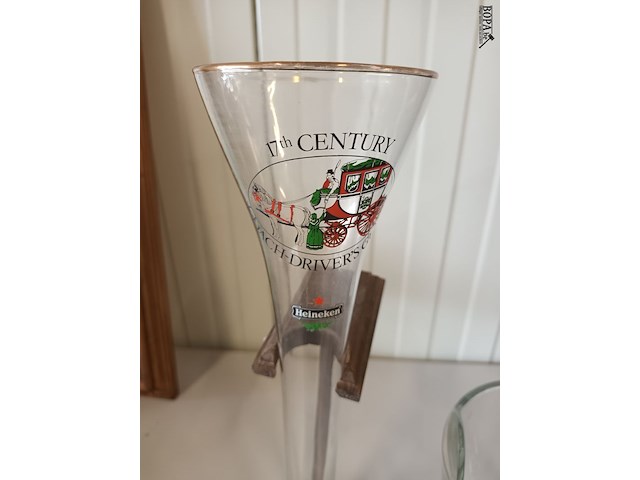 Lot 22 - heineken kan en glas op statief - afbeelding 2 van  4