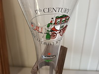 Lot 22 - heineken kan en glas op statief - afbeelding 2 van  4