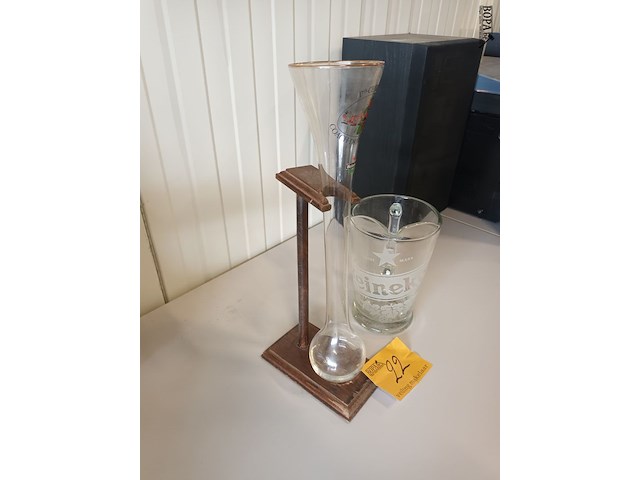 Lot 22 - heineken kan en glas op statief - afbeelding 3 van  4