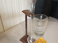 Lot 22 - heineken kan en glas op statief - afbeelding 3 van  4