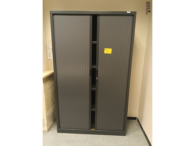 Lot 22 - hoge roldeurkast - afbeelding 1 van  2