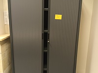 Lot 22 - hoge roldeurkast