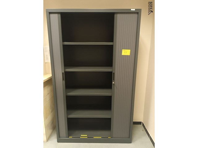 Lot 22 - hoge roldeurkast - afbeelding 2 van  2