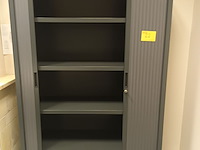 Lot 22 - hoge roldeurkast - afbeelding 2 van  2