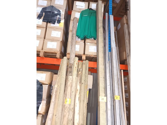 Lot 22 - houten balk. 2 stuks - afbeelding 2 van  3