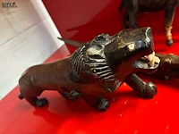 Lot 22 - houten dierenbeeldjes - 3 stuks