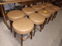 Lot 22 - houten kruk beige. 10 stuks