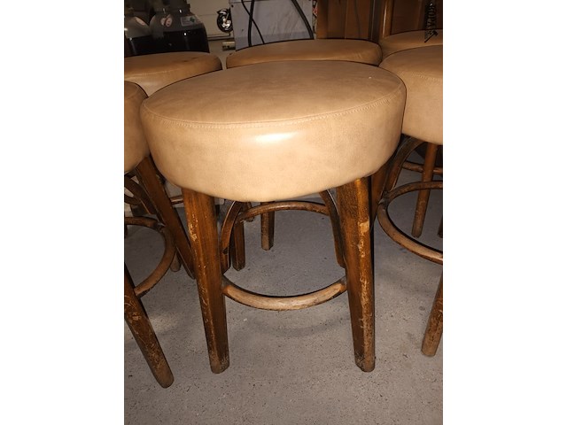 Lot 22 - houten kruk beige. 10 stuks - afbeelding 3 van  4