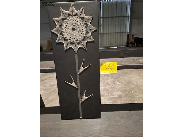 Lot 22 - houten paneel met zwart leder - string art - geometrische bl - afbeelding 1 van  2