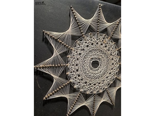 Lot 22 - houten paneel met zwart leder - string art - geometrische bl - afbeelding 2 van  2