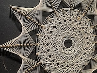 Lot 22 - houten paneel met zwart leder - string art - geometrische bl - afbeelding 2 van  2