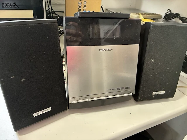 Lot 22 - kenwood radio/cd - afbeelding 1 van  6