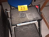 Lot 22 - keukentrapje en krukje