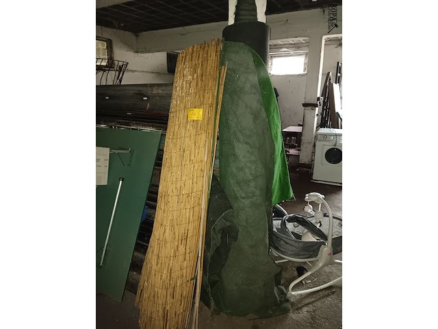 Lot 22 - kunstgras en rieten mat - afbeelding 1 van  2