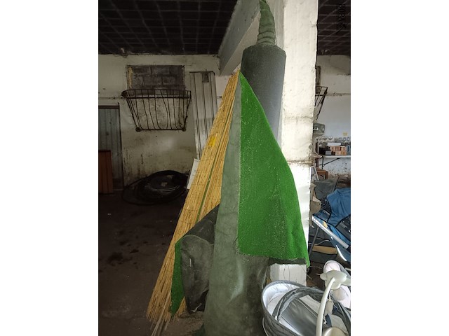 Lot 22 - kunstgras en rieten mat - afbeelding 2 van  2