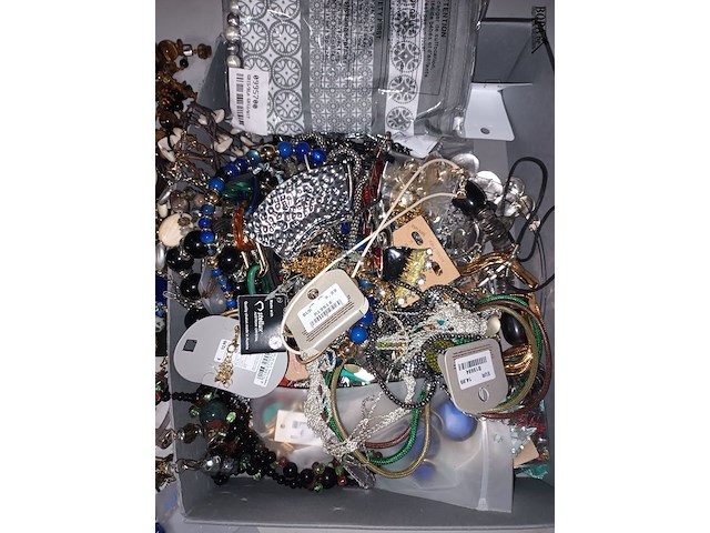 Lot 22 - lot fantasiejuwelen - afbeelding 2 van  4