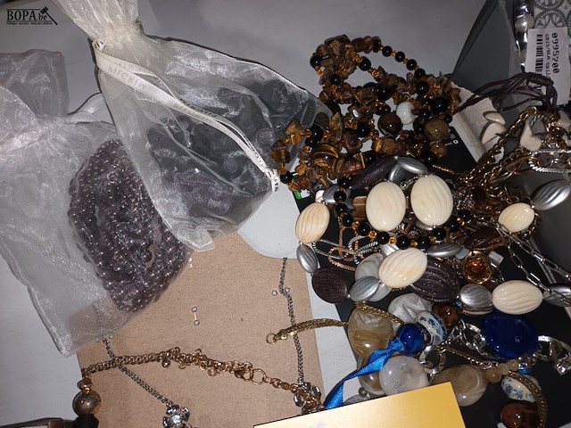 Lot 22 - lot fantasiejuwelen - afbeelding 3 van  4