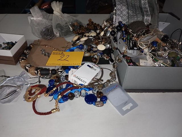 Lot 22 - lot fantasiejuwelen - afbeelding 4 van  4