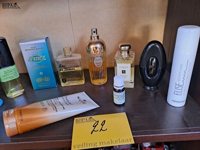 Lot 22 - lot oude parfum en verzorgingsproducten - afbeelding 3 van  3
