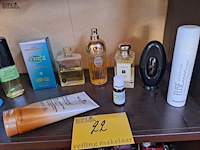 Lot 22 - lot oude parfum en verzorgingsproducten - afbeelding 3 van  3