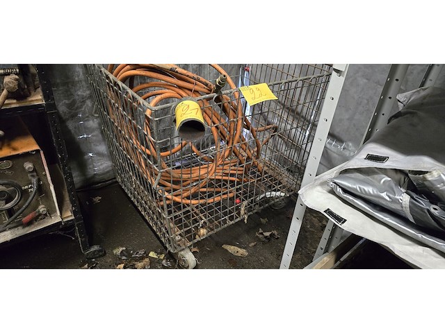 Lot 22 - metalen draadkooi op wielen - afbeelding 1 van  3