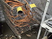 Lot 22 - metalen draadkooi op wielen - afbeelding 1 van  3