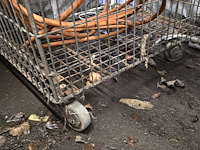 Lot 22 - metalen draadkooi op wielen - afbeelding 2 van  3